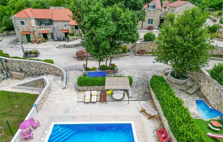 Gemütliche 2-Zimmer-Wohnung mit Pool und Terrasse, 2,5 km vom Stadtzentrum von Sušci entfernt in Dalmatinisches Zagora