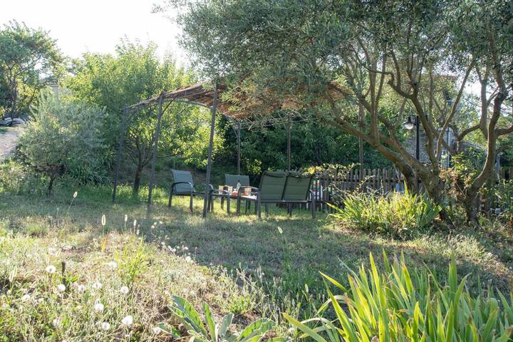 Location de vacances pour 2 personnes, avec vue ainsi que jardin et piscine, animaux acceptés à Salazac - 3