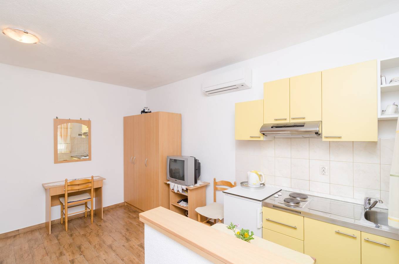 Ganzes Studio, Apartments Skurla - Studio Apartment with Terrace (A1 žuti ) in Velika Saplunara, Saplunara