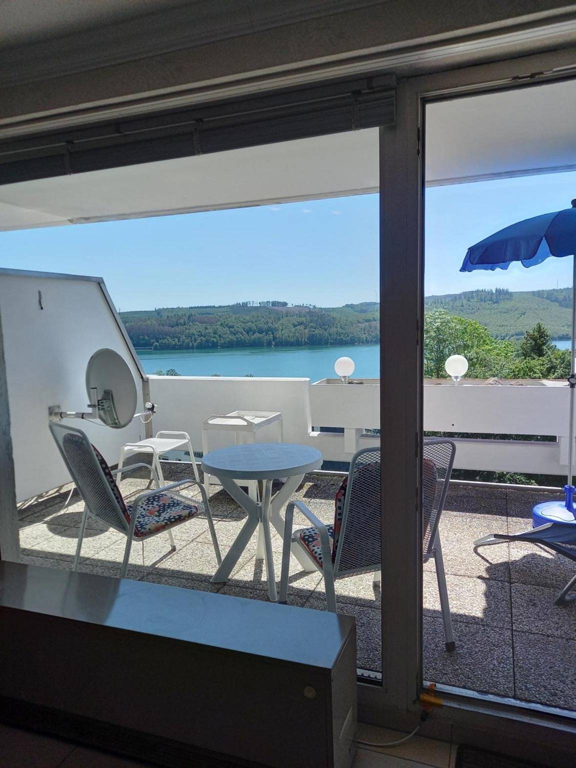 Ganze Wohnung, „Seeappartement Sorpeglück“ mit Panoramaseeblick, Balkon und Swimming-Pool in Langscheid (Sorpesee), Sundern
