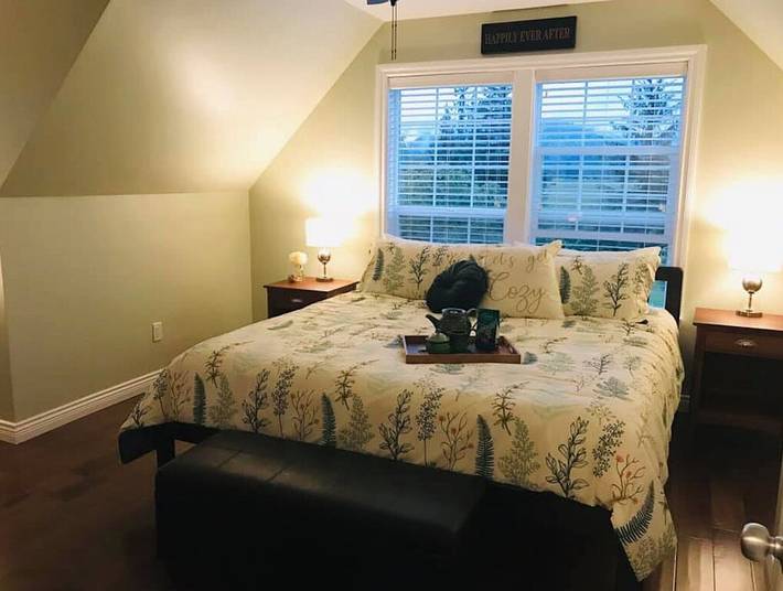 Bed and breakfasts for 8 people, with hot tub and garden in British Columbia