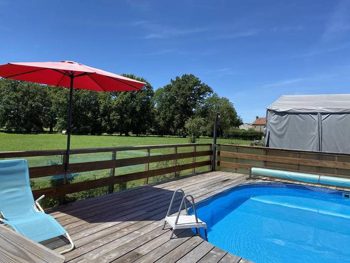 Gîte pour 4 personnes, avec Terrasse ainsi que Jardin et Piscine à Saint-Pardoux (Puy-de-Dôme)
