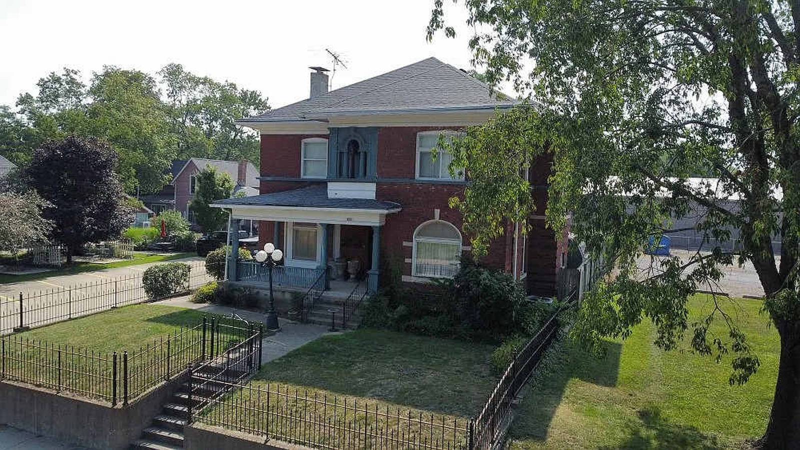 The Lamp Post Manor, 5Br Historic Gem in Danville in Bermellón (desambiguación)