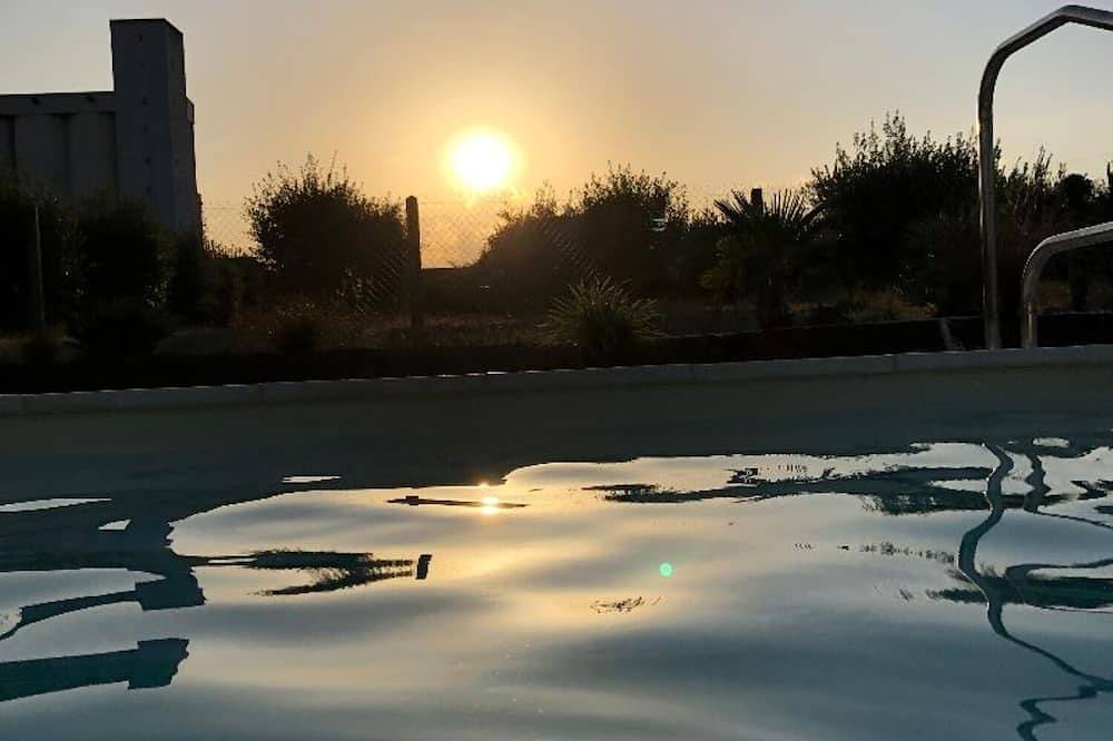 Bed and breakfast in quiet surroundings with access to private pool in Bernay-Saint-Martin, Saint-Jean-d'Angély e dintorni