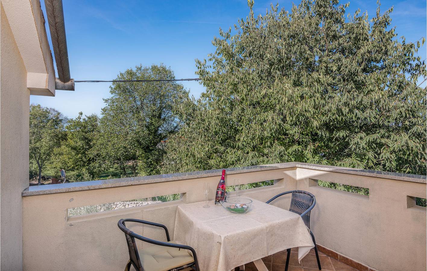 Ganze Ferienwohnung, Gemütlich, 2 km vom Strand entfernt: WLAN, Klimaanlage, Terrasse und Parkplatz inklusive! in Malinska-Dubašnica, Krk