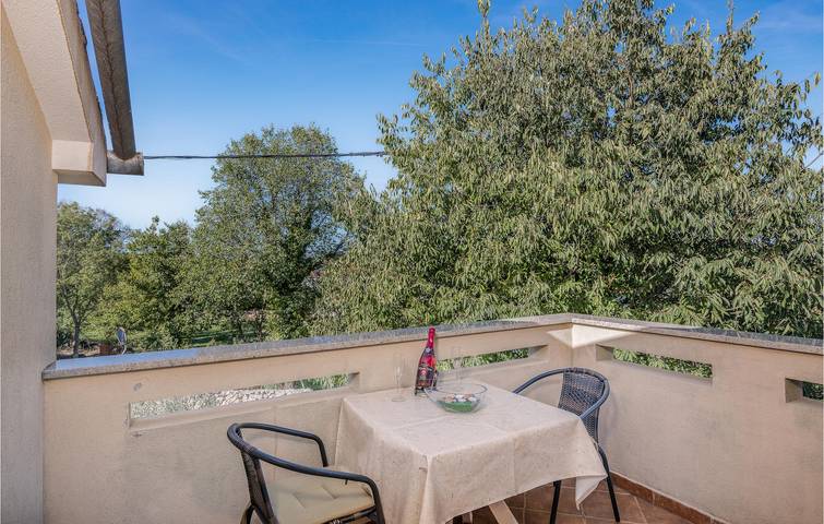 Ganze Ferienwohnung, Gemütlich, 2 km vom Strand entfernt: WLAN, Klimaanlage, Terrasse und Parkplatz inklusive! in Malinska-Dubašnica, Krk