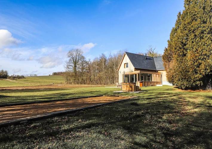 Location de vacances pour 10 personnes, avec jacuzzi ainsi que jardin et sauna à Onhaye