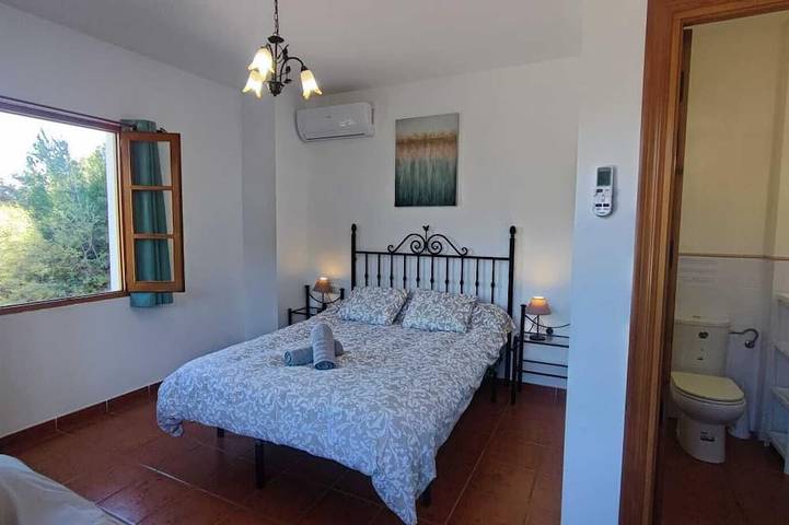 Villa Los Pinos, 10 Personen, beheizter Pool, Wifi, a/c, herrliche Aussicht in Comares, Cordillera Penibética