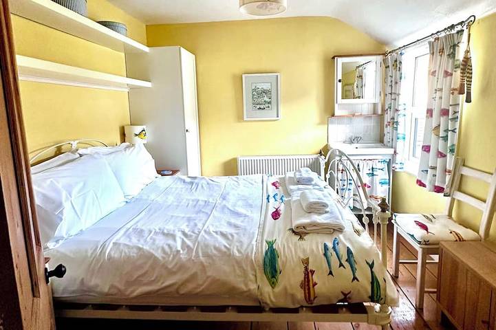 3 bedroom Cottage 1 min. from Porthmeor  Beach for up to 6 people. With parking in St. Ives, Cornwall