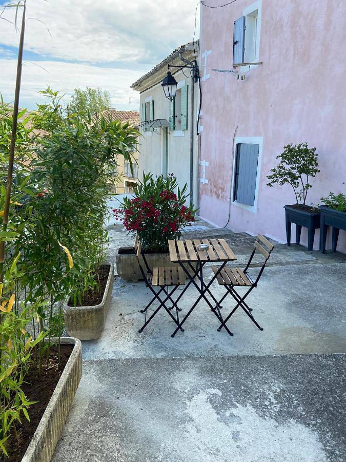 Appartement entier, One-Bedroom Apartment in Lambesc, Région d'Aix-en-Provence