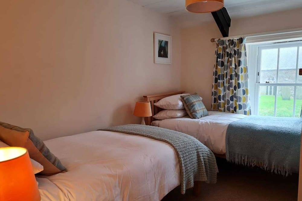 Cornish Cottage with large enclosed garden, close to Beaches in Portscatho, Cornwall