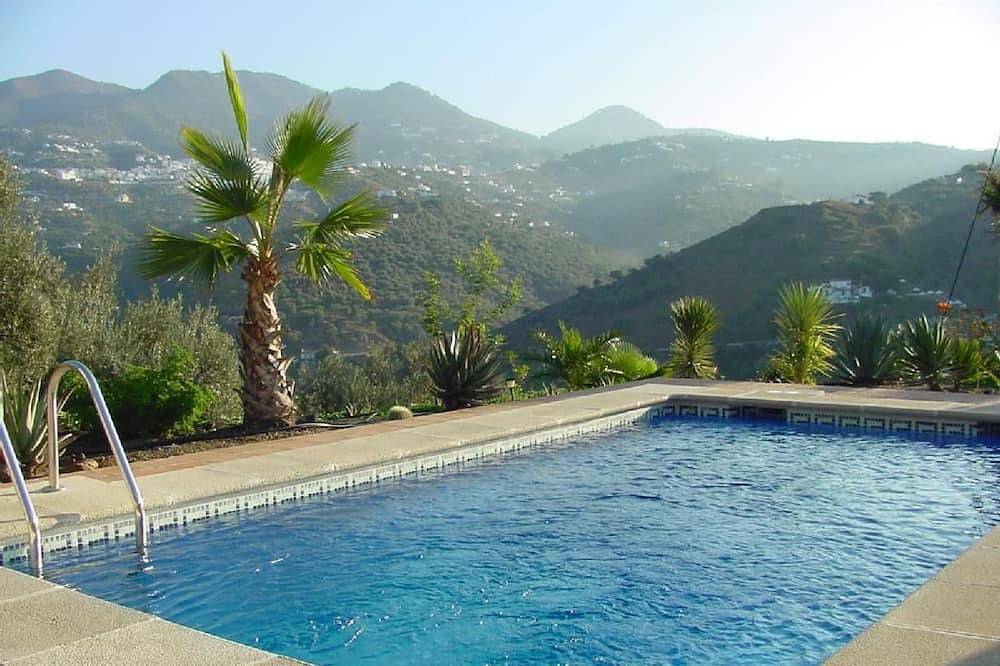 Casa vacacional con jardín tropical, piscina, jacuzzi, internet, calefacción central. in Corumbela, Sayalonga