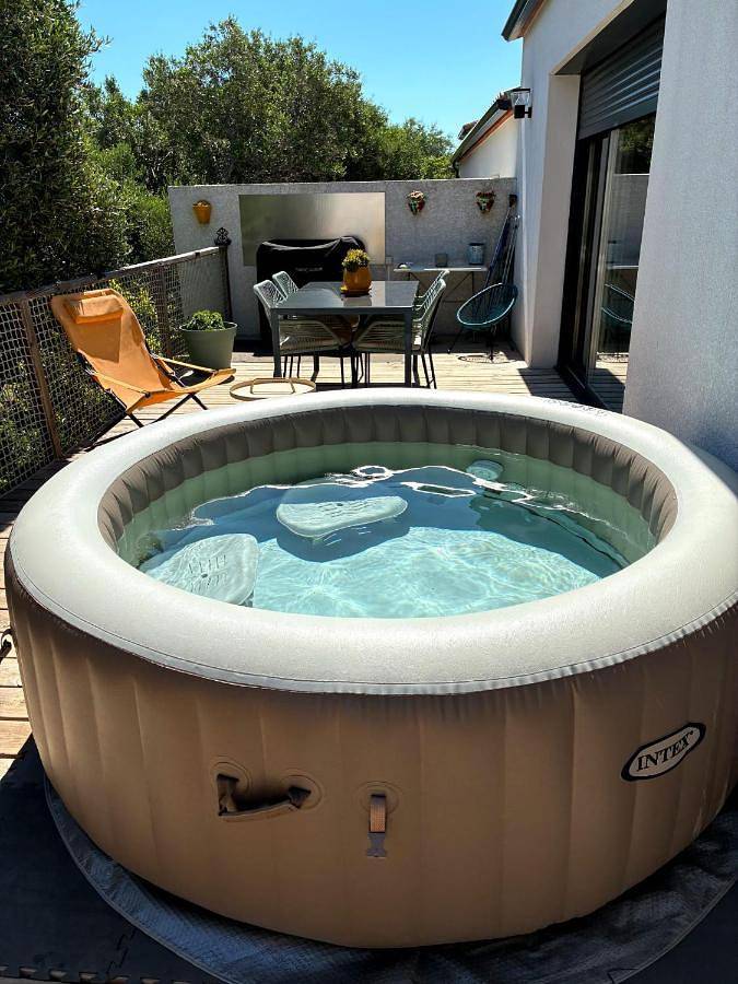 Location de vacances pour 4 personnes, avec jacuzzi et jardin à Caves