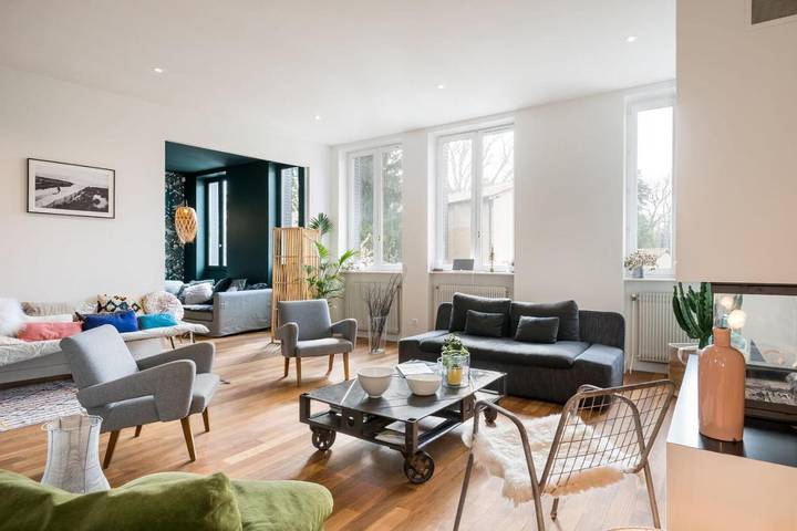 Location de vacances pour 10 personnes, avec piscine ainsi que jardin et terrasse à Champagne-au-Mont-d'Or - 2