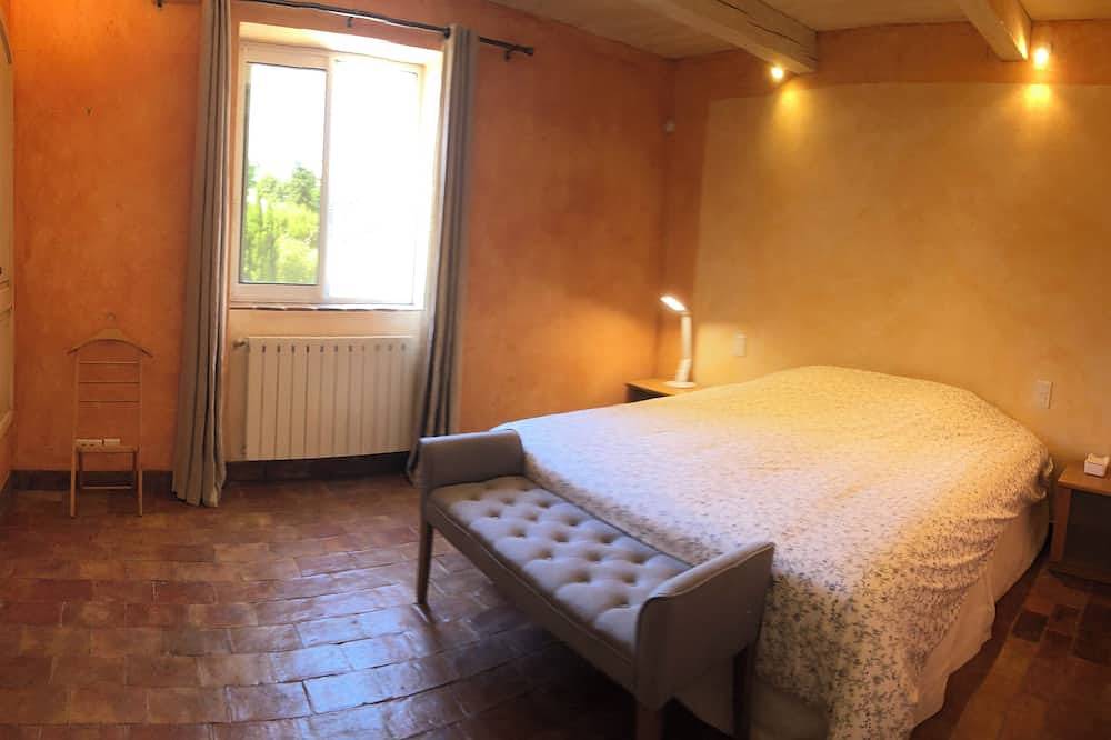 Property with swimming pool, garden and sports field. in Marseille, Marseille und Umgebung