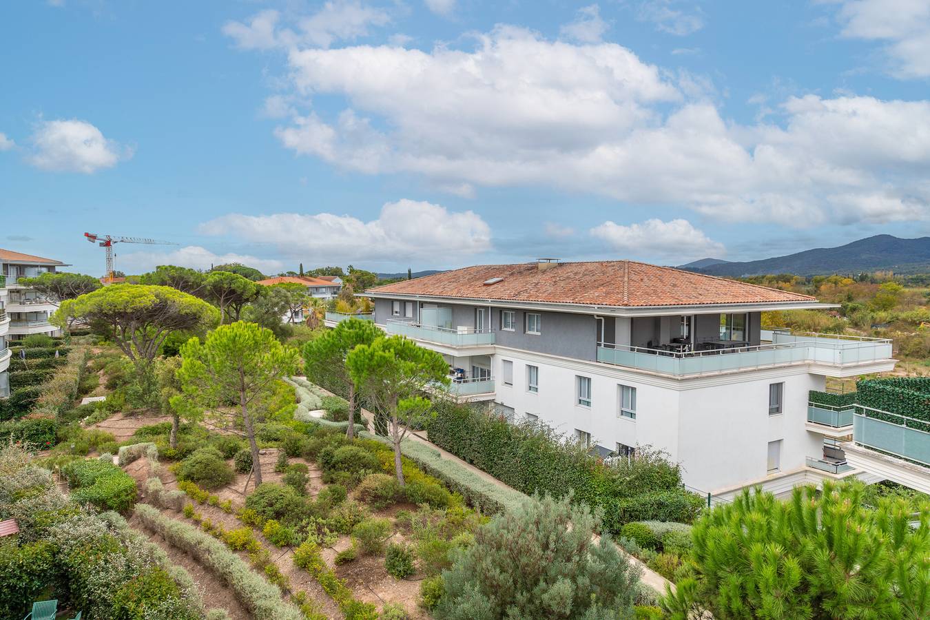 Entire apartment, "Nid du Merle" Apartment with Lake View, Wi-Fi, and Air Conditioning in Puget-sur-Argens, Draguignan region