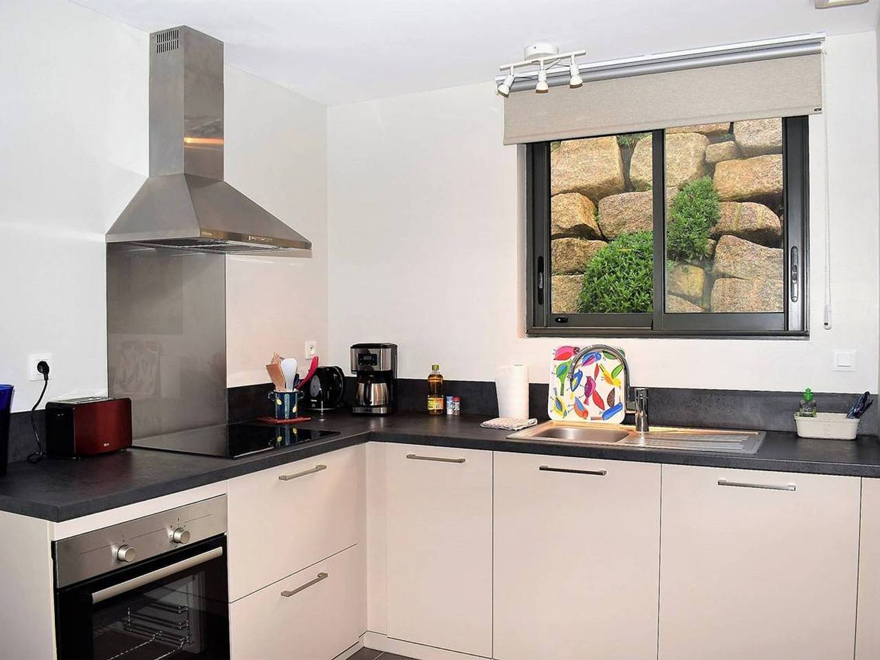 Maison neuve de plain-pied avec Wifi, terrasse et parking, à 2,5 km des plages à Trégastel in Trégastel, Côte de Granit Rose