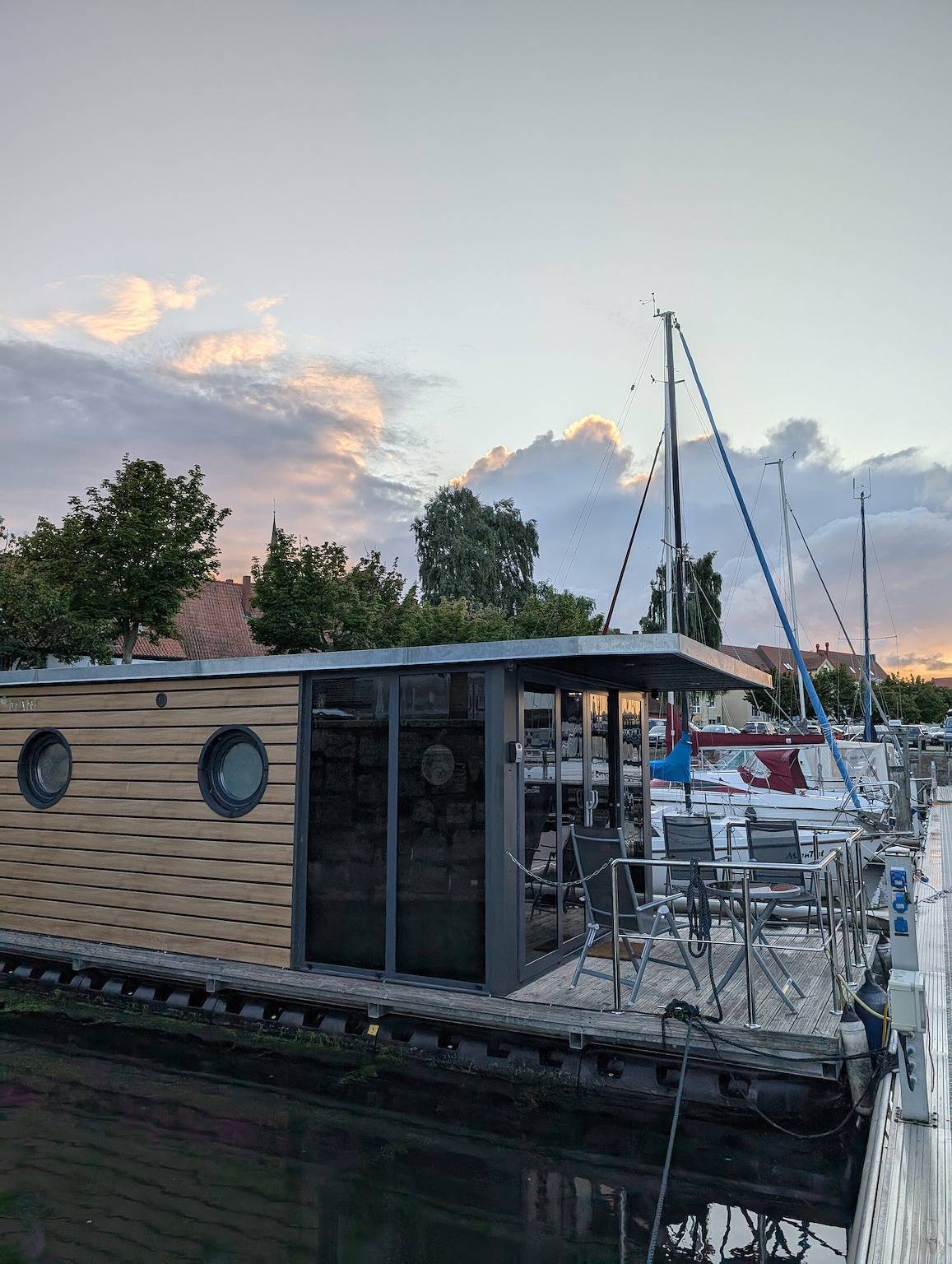 Hausboot Tommi mit eigener Terrasse und Wlan in Ozeaneum Stralsund, Stralsund
