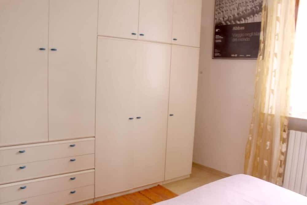 Entire apartment, Apartment/ flat - 3 rooms - 2/4 persons in Siena, Siena Province