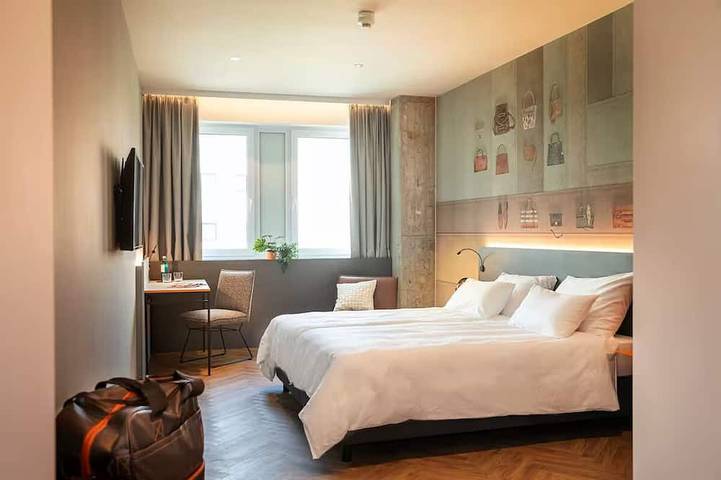 Bright Modern Room Steps from Marktplatz S-Bahn – 2 Min to Local Attractions in Offenbach am Main, Offenbach