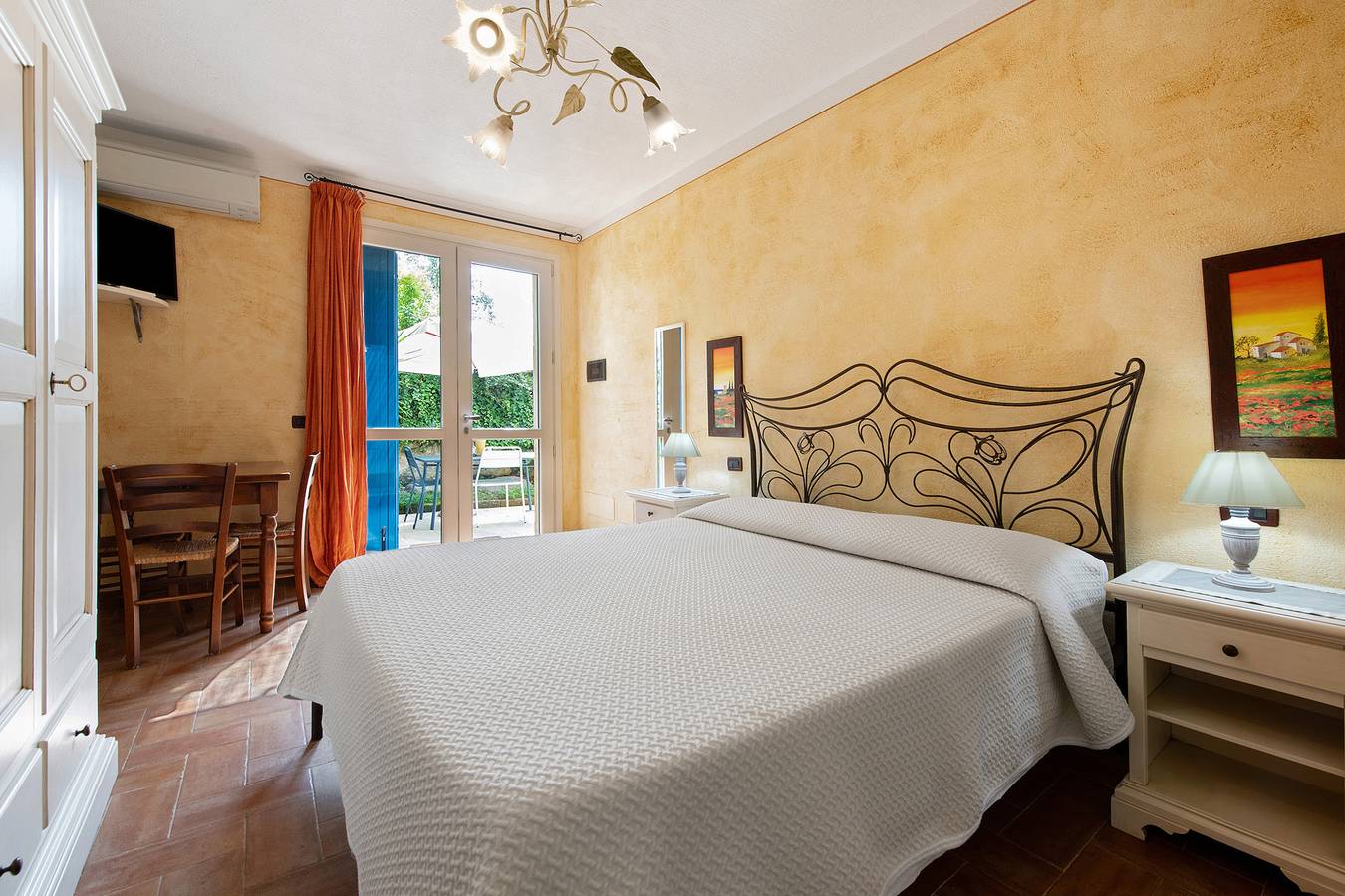 Zimmer 'Arnica' mit privatem Pool, Wi-Fi und Klimaanlage in Soiano del Lago, Gardasee-Berge