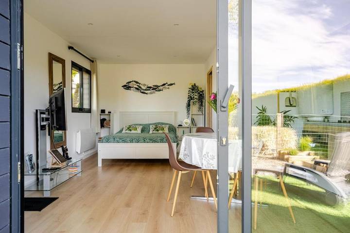 Gîte pour 2 personnes, avec jardin et terrasse ainsi que vue et vue sur le lac à Saint-Georges-de-Gréhaigne - 4