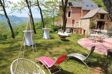 Cottage pour 6 personnes, avec balcon et vue ainsi que bassin pour enfant et piscine dans Clairvaux-d'Aveyron