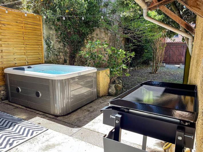 Appartement de vacances pour 6 personnes, avec Balcon et Jacuzzi ainsi que Terrasse et Jardin