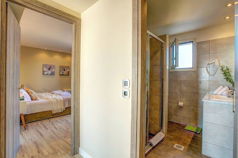 Entire apartment, *New For 2016 * Superb 1 bedroom King Suite walking distance to town and beach. in Lassi, Argostoli