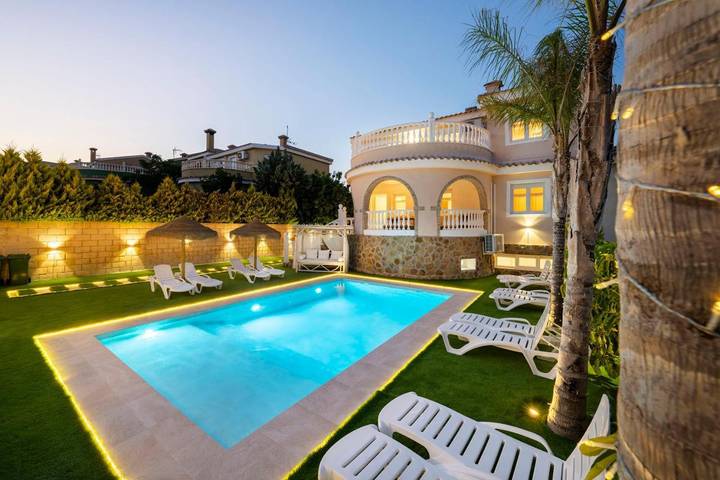 Casa de vacaciones para 20 personas, con Balcón y Terraza además de Piscina y Vistas en Monforte del Cid