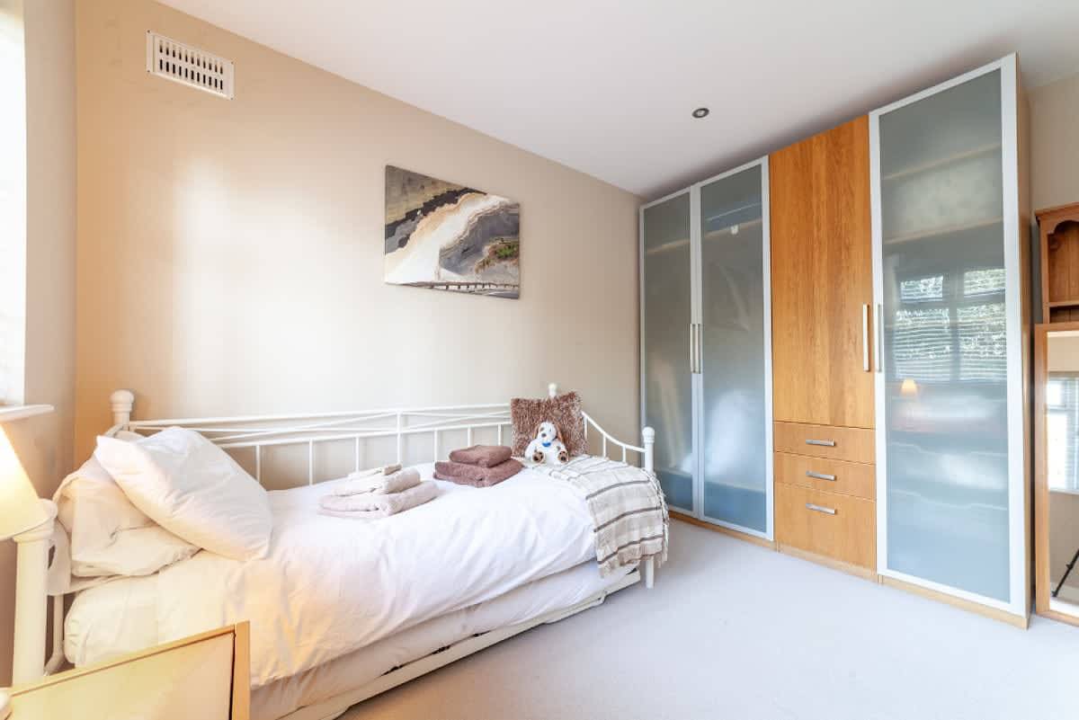 Entire apartment, Garden Flat close to Kingston & Richmond Park in Kingston upon Thames, London