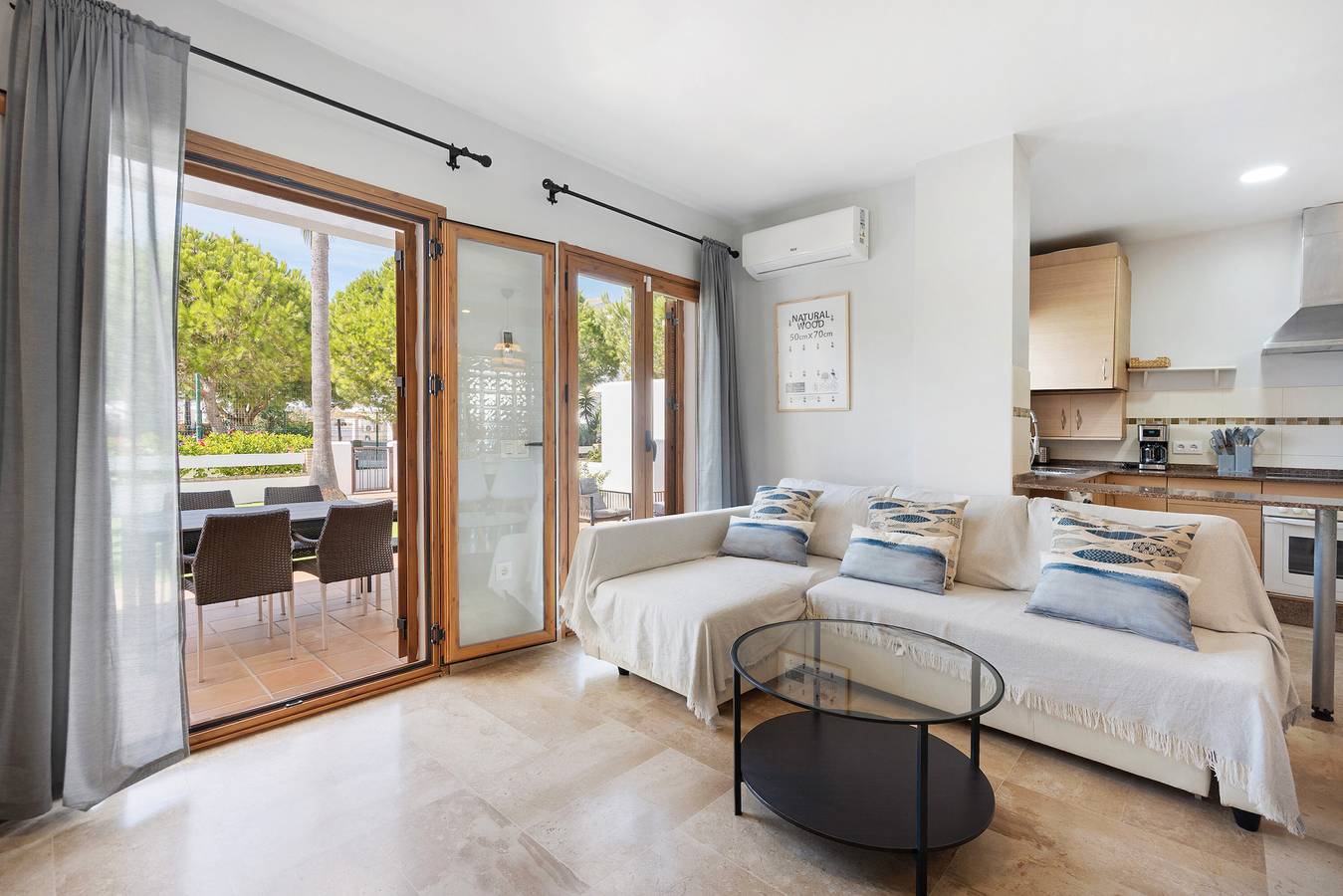 Ganze Wohnung, Apartment 'Brisa De La Barrosa 1' mit Gemeinschaftspool, privater Terrasse und Klimaanlage. in Playa La Barrosa, Chiclana de la Frontera