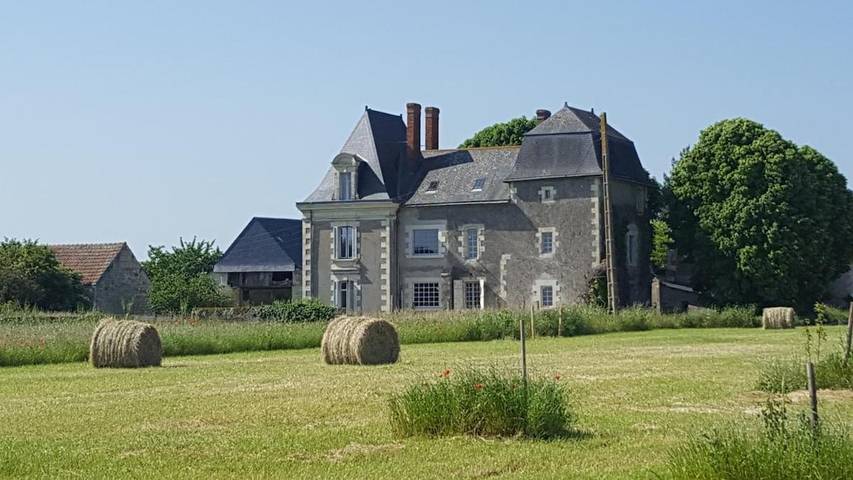 Location de vacances pour 2 personnes, avec jardin ainsi que vue et piscine, adapté aux familles dans Saulgé-l'Hôpital - 4