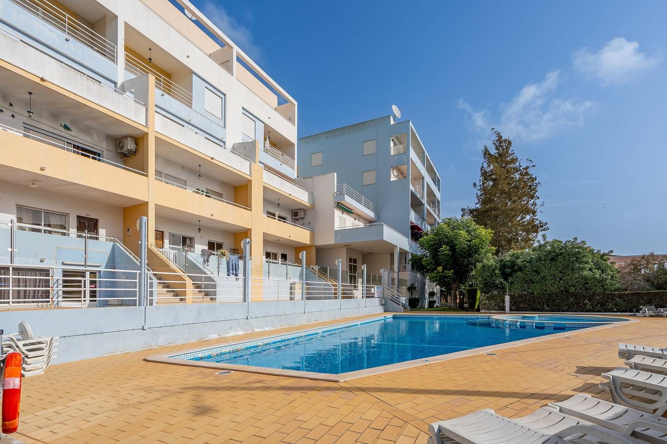 Apartamento inteiro, Apartamento 'Maralvor 001' com piscina partilhada, jardim partilhado e varanda in Alvor, Distrito de Faro