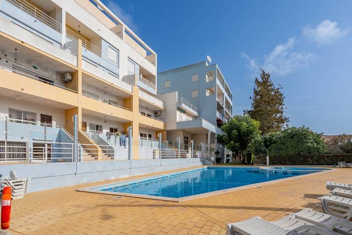 Apartamento de férias para 5 pessoas, com piscina infantil e varanda e ainda jardim no Algarve