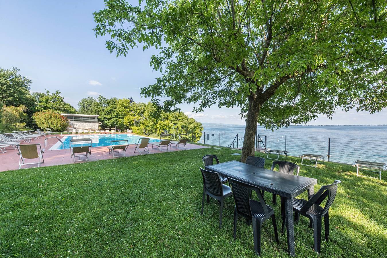 Geheel appartement, Appartement 'Appartamento Gardazzurro' met privézwembad, wifi en airconditioning in Padenghe sul Garda, Garda Bergen