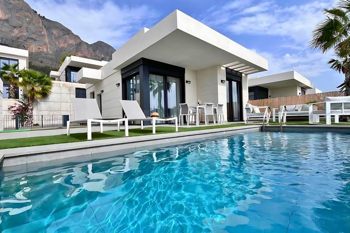 Villa für 4 Personen, mit Terrasse und Pool an der Costa Blanca