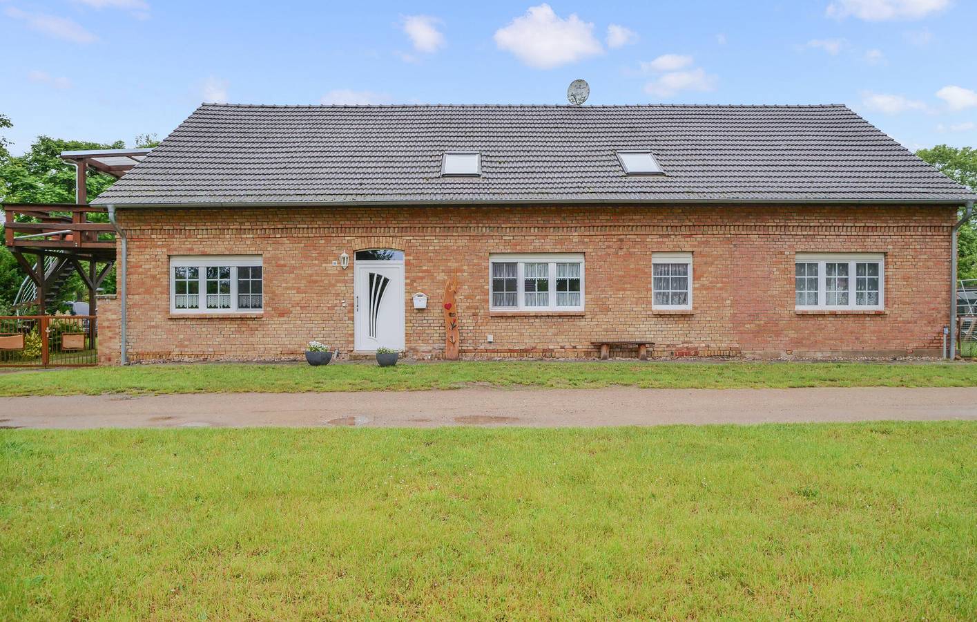 Apartamento vacacional entero, Retiro frente al río con jardín y aparcamiento, a 2,5 km de Drosedower Bek in Zirtow, Wesenberg