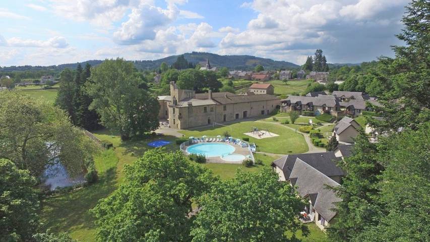 Parc de vacances pour 4 personnes, avec jardin ainsi que piscine et bassin pour enfant