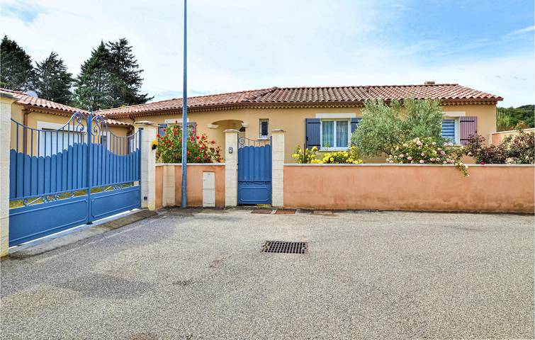 Location de vacances pour 10 personnes, avec terrasse et piscine à Mornas