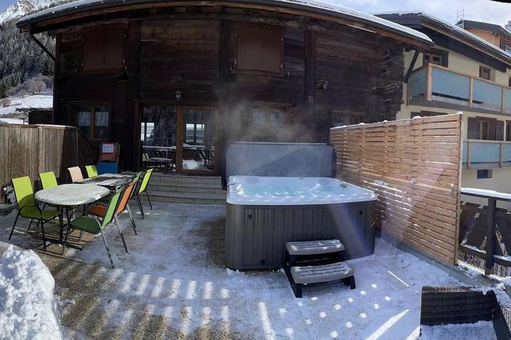 Gîte pour 8 personnes, avec Jacuzzi ainsi que Terrasse et Vue à Bourg-Saint-Pierre