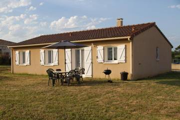 Gîte pour 6 personnes, avec jardin et vue, animaux acceptés à Lavit
