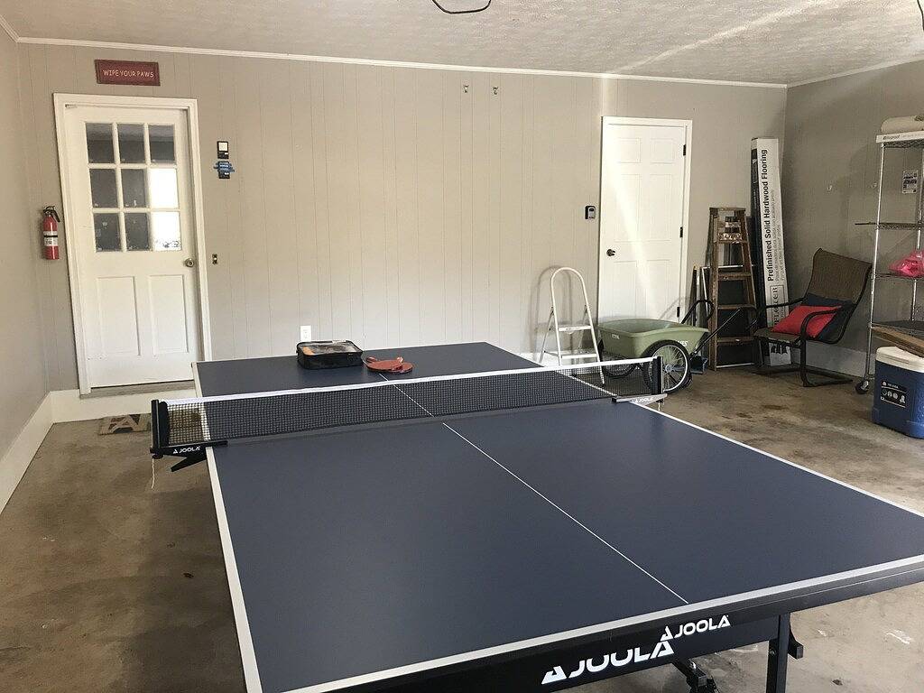 Spaß und familienfreundliches Lake House mit großem zweistöckigem Dock mit Lounge-Möbeln in Lake Lanier