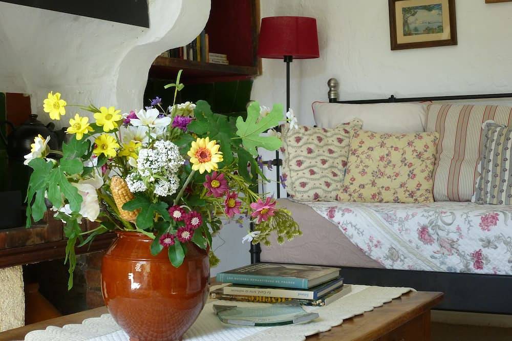 Entire apartment, Casinha de Campo na Casa de um Viticultor do Século Xviii in Boissières, Nimes region