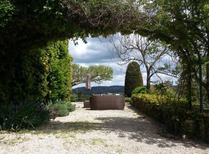 Gîte pour 7 personnes, avec vue ainsi que jardin et piscine, adapté aux familles à Sergeac - 4