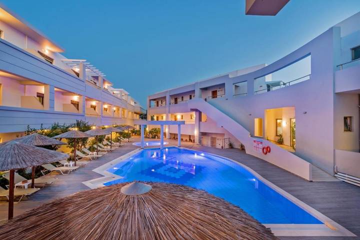 Appart’hôtel pour 4 personnes, avec Balcon et Terrasse ainsi que Jardin et Bassin pour enfant