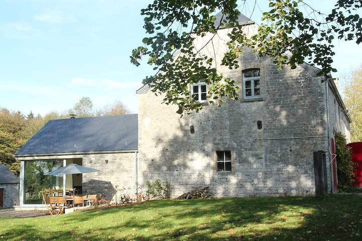 Location de vacances pour 9 personnes, avec piscine et sauna ainsi que jardin et terrasse, animaux acceptés à Gesves