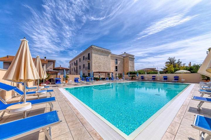 Appartamento per 3 persone, con Idromassaggio e Terrazza nonché Giardino e Piscina a Arborea