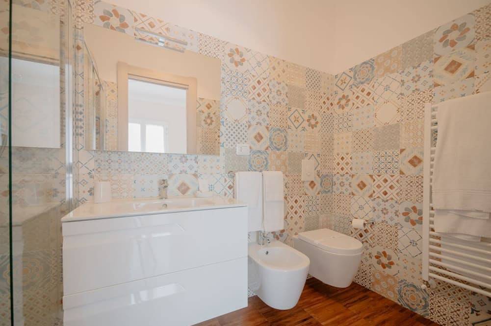 Fiordarancio est la maison d'hôtes que vous recherchiez, située dans une position fantastique juste au-dessus des plages de Fegina. La chambre vous offre un balcon avec vue mer, un lit double, une salle de bain privée et la climatisation.N'oubliez pas in Monterosso al Mare, Commune de Monterosso al Mare