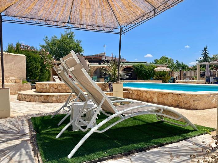 Apartamento para 14 personas, con jacuzzi además de terraza y jardín, Se admiten mascotas en Pinoso